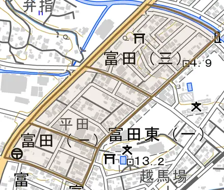 富田とその周辺の地図。町の範囲を重ねている
