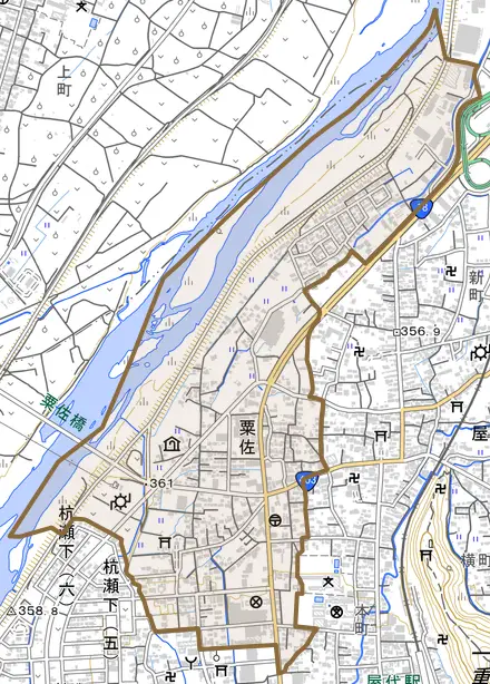 大字粟佐とその周辺の地図。町の範囲を重ねている