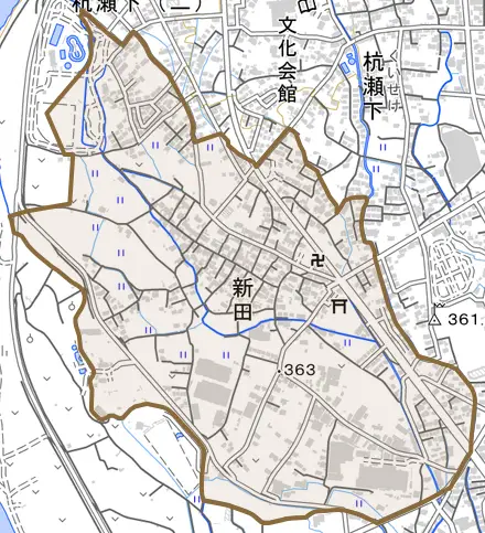 大字新田とその周辺の地図。町の範囲を重ねている
