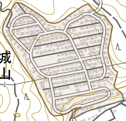 城山とその周辺の地図。町の範囲を重ねている