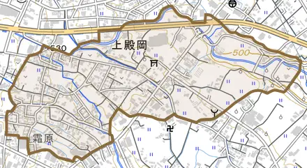 上殿岡とその周辺の地図。町の範囲を重ねている