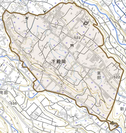 下殿岡とその周辺の地図。町の範囲を重ねている