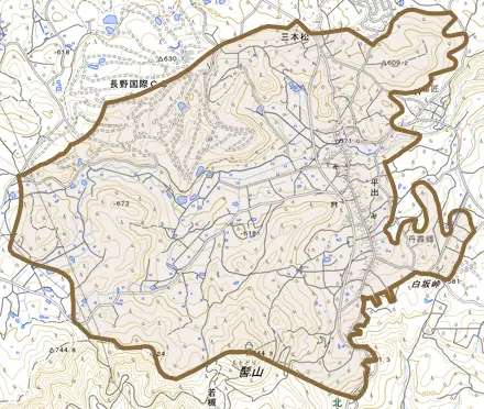 大字平出とその周辺の地図。町の範囲を重ねている