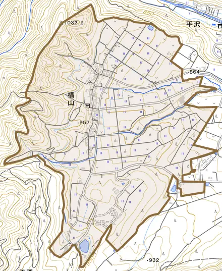 横山とその周辺の地図。町の範囲を重ねている