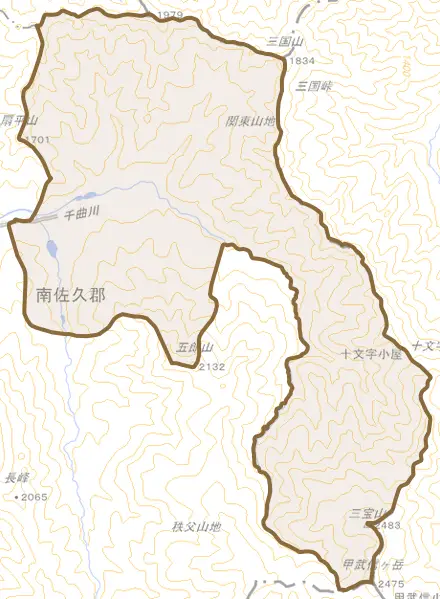 大字梓山とその周辺の地図。町の範囲を重ねている