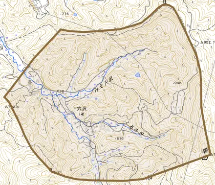 穴沢とその周辺の地図。町の範囲を重ねている