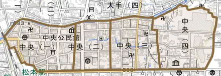 中央とその周辺の地図。町の範囲を重ねている