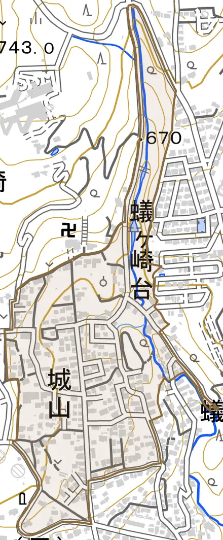 城山とその周辺の地図。町の範囲を重ねている
