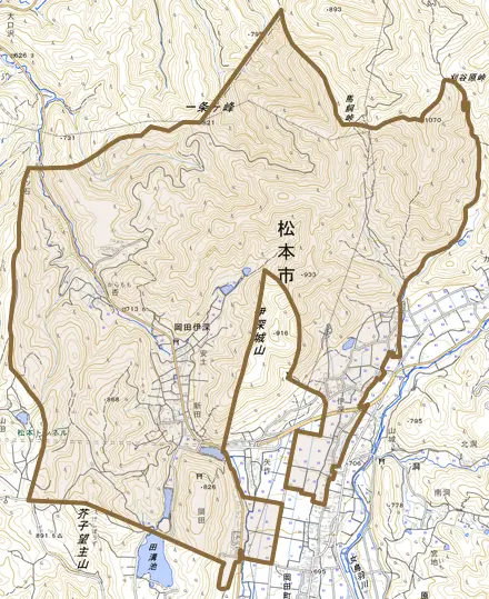 大字岡田伊深とその周辺の地図。町の範囲を重ねている