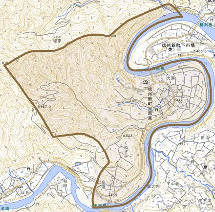 信州新町日原東とその周辺の地図。町の範囲を重ねている