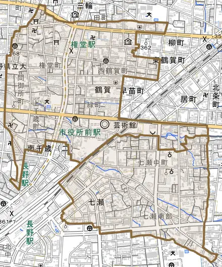大字鶴賀とその周辺の地図。町の範囲を重ねている