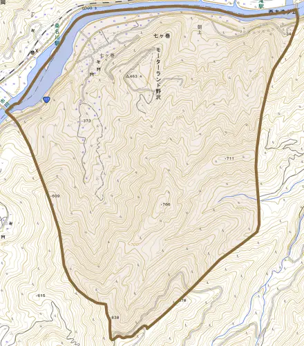 大字七ケ巻とその周辺の地図。町の範囲を重ねている