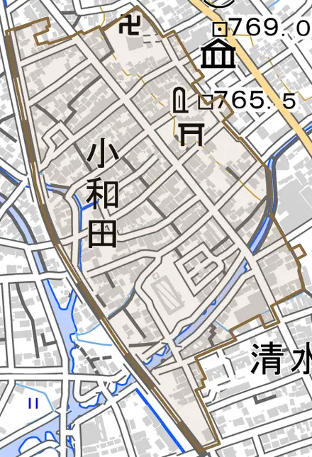 小和田とその周辺の地図。町の範囲を重ねている