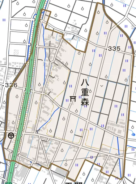 大字八重森とその周辺の地図。町の範囲を重ねている