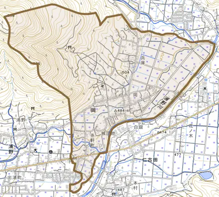 岡とその周辺の地図。町の範囲を重ねている