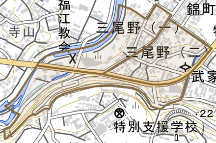 三尾野とその周辺の地図。町の範囲を重ねている