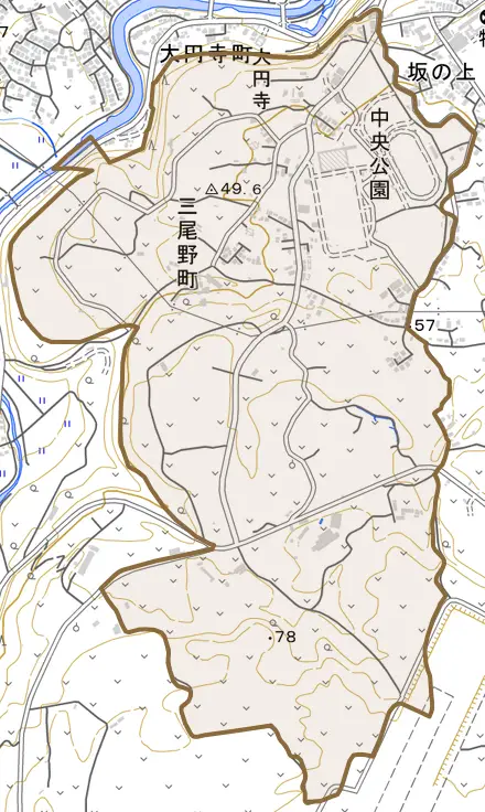 三尾野町とその周辺の地図。町の範囲を重ねている