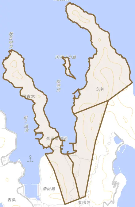奈留町船廻とその周辺の地図。町の範囲を重ねている