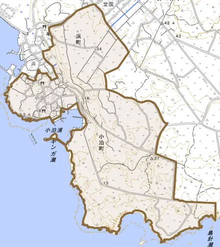 小泊町とその周辺の地図。町の範囲を重ねている