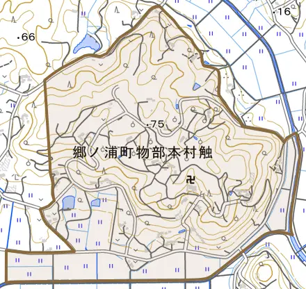 郷ノ浦町物部本村触とその周辺の地図。町の範囲を重ねている