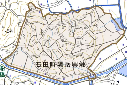 石田町湯岳興触とその周辺の地図。町の範囲を重ねている