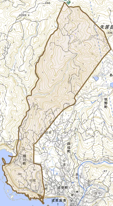 相川町とその周辺の地図。町の範囲を重ねている