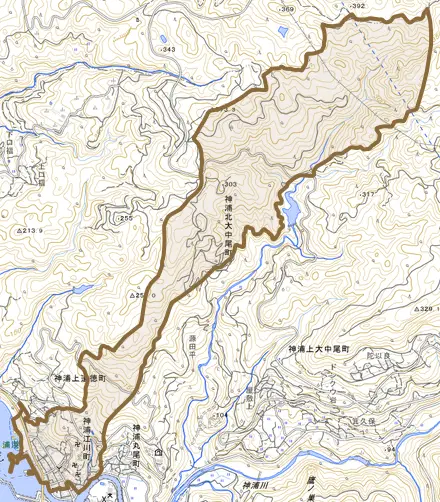 神浦江川町とその周辺の地図。町の範囲を重ねている