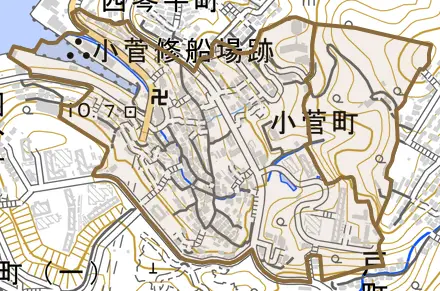 小菅町とその周辺の地図。町の範囲を重ねている