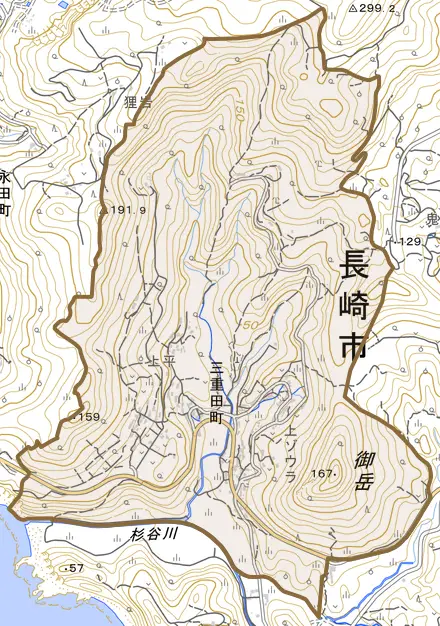 三重田町とその周辺の地図。町の範囲を重ねている
