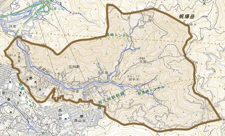 三川町とその周辺の地図。町の範囲を重ねている