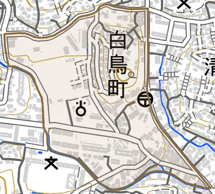 白鳥町とその周辺の地図。町の範囲を重ねている