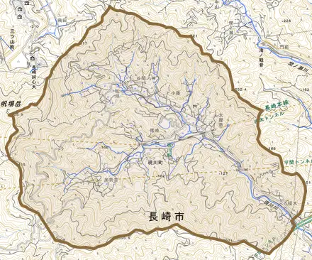 現川町とその周辺の地図。町の範囲を重ねている