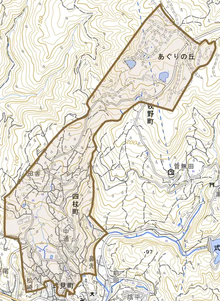 四杖町とその周辺の地図。町の範囲を重ねている