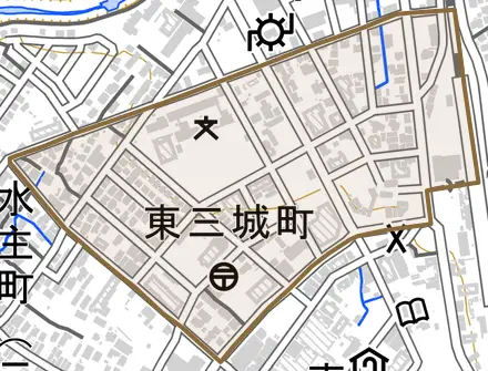 東三城町とその周辺の地図。町の範囲を重ねている