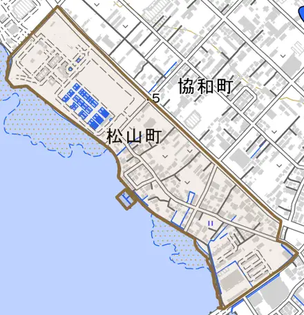 松山町とその周辺の地図。町の範囲を重ねている