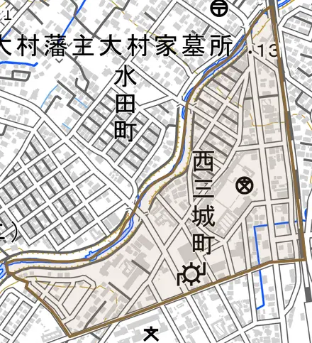 西三城町とその周辺の地図。町の範囲を重ねている