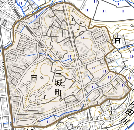 三城町とその周辺の地図。町の範囲を重ねている