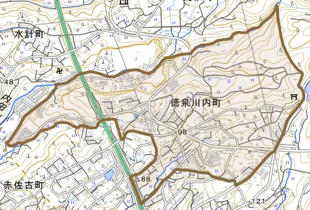 徳泉川内町とその周辺の地図。町の範囲を重ねている