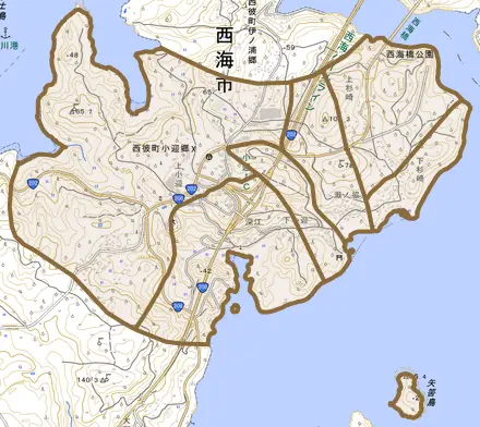 西彼町小迎郷とその周辺の地図。町の範囲を重ねている