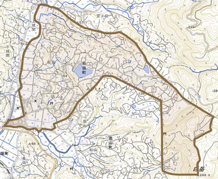 萩坂町とその周辺の地図。町の範囲を重ねている