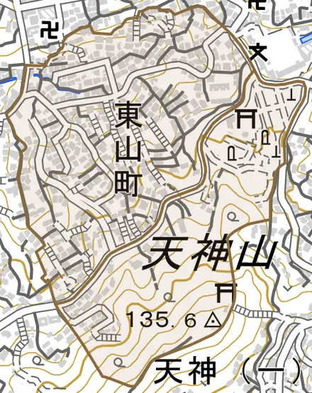 東山町とその周辺の地図。町の範囲を重ねている