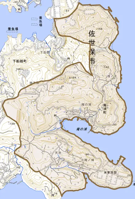 庵浦町とその周辺の地図。町の範囲を重ねている