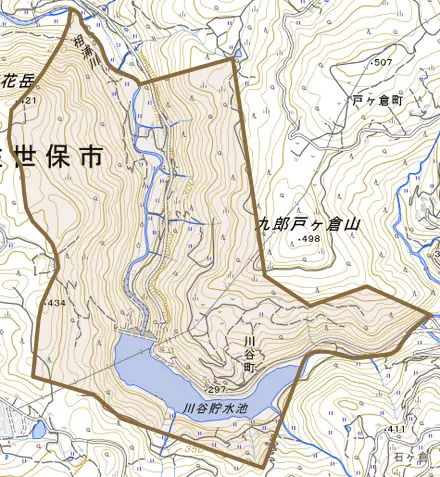川谷町とその周辺の地図。町の範囲を重ねている