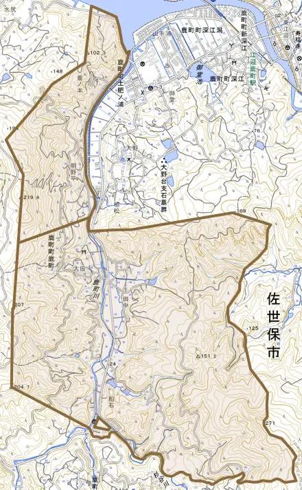鹿町町鹿町とその周辺の地図。町の範囲を重ねている