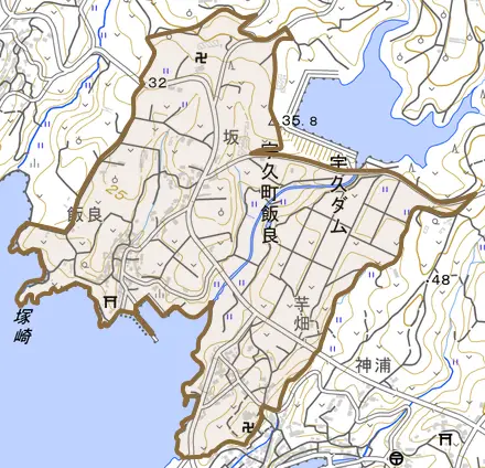 宇久町飯良とその周辺の地図。町の範囲を重ねている