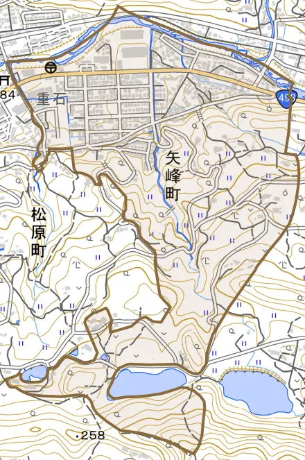 矢峰町とその周辺の地図。町の範囲を重ねている
