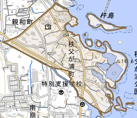 秩父が浦町とその周辺の地図。町の範囲を重ねている