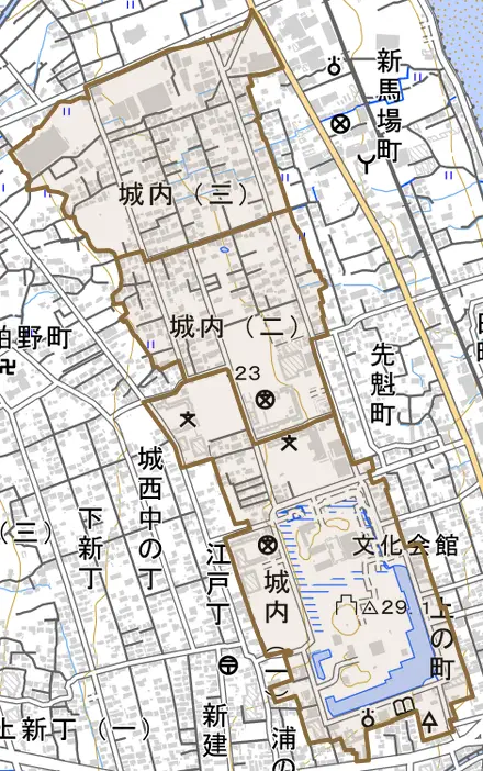 城内とその周辺の地図。町の範囲を重ねている