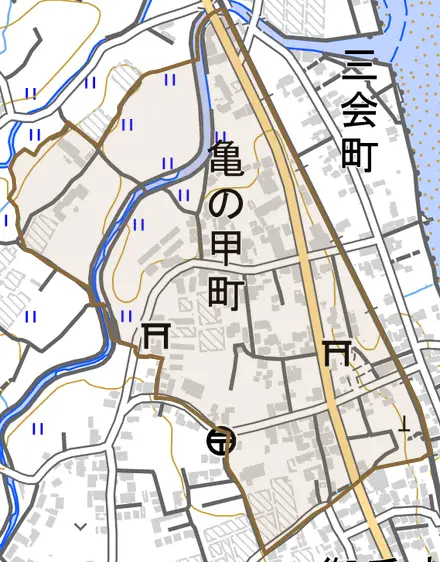 亀の甲町とその周辺の地図。町の範囲を重ねている