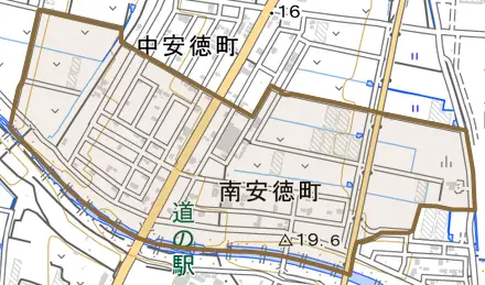 南安徳町とその周辺の地図。町の範囲を重ねている